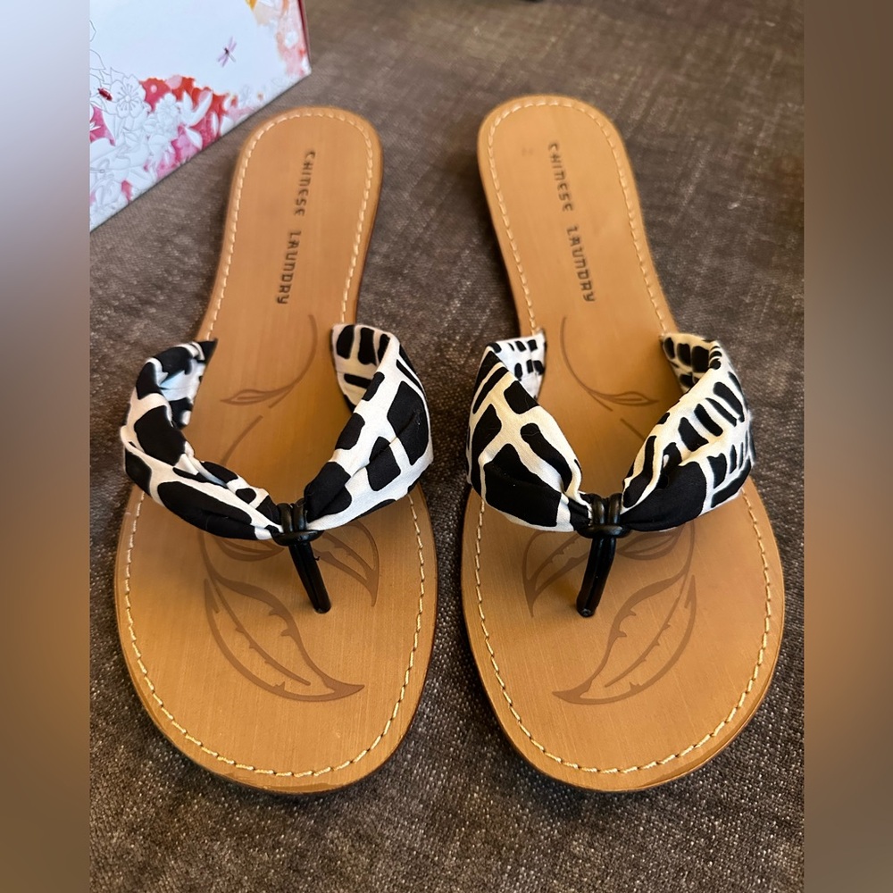 NIB Chinese Laundry Black and White Cairo Sandals Size 11